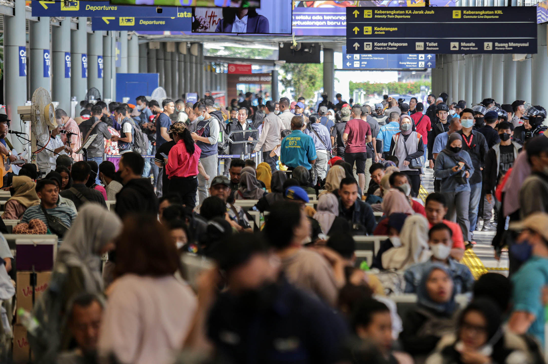 Sejumlah pemudik memadati Stasiun Pasar Senen, Jakarta. PT KAI mencatat  sebanyak 23.900 orang penumpang berangkat dari Stasiun Pasar Senen dengan layanan 32 kereta api. Kamis 20 April 2023. Foto : Panji Asmoro/TrenAsia