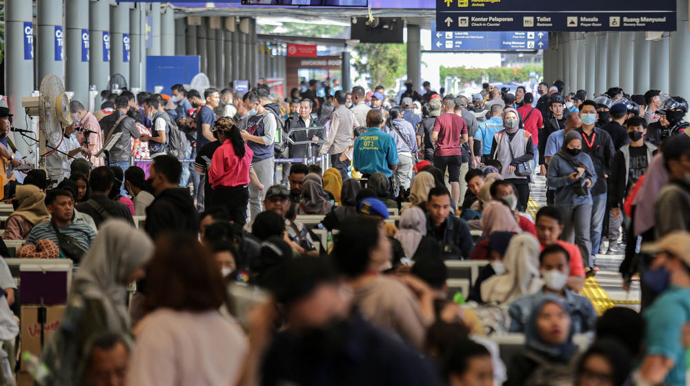 Arus Mudik Pasar Senen - Panji 1.JPG