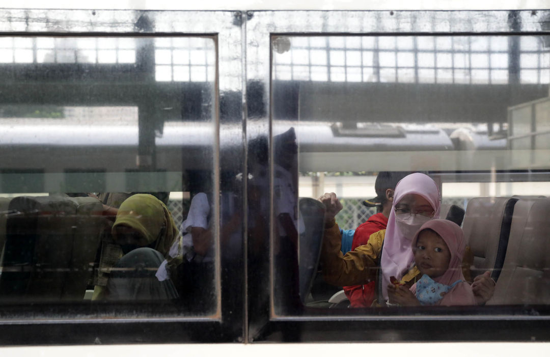 Sejumlah pemudik memadati Stasiun Pasar Senen, Jakarta. PT KAI mencatat  sebanyak 23.900 orang penumpang berangkat dari Stasiun Pasar Senen dengan layanan 32 kereta api. Kamis 20 April 2023. Foto : Panji Asmoro/TrenAsia