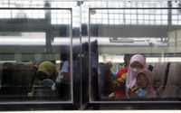 Sejumlah pemudik memadati Stasiun Pasar Senen, Jakarta. PT KAI mencatat  sebanyak 23.900 orang penumpang berangkat dari Stasiun Pasar Senen dengan layanan 32 kereta api. Kamis 20 April 2023. Foto : Panji Asmoro/TrenAsia
