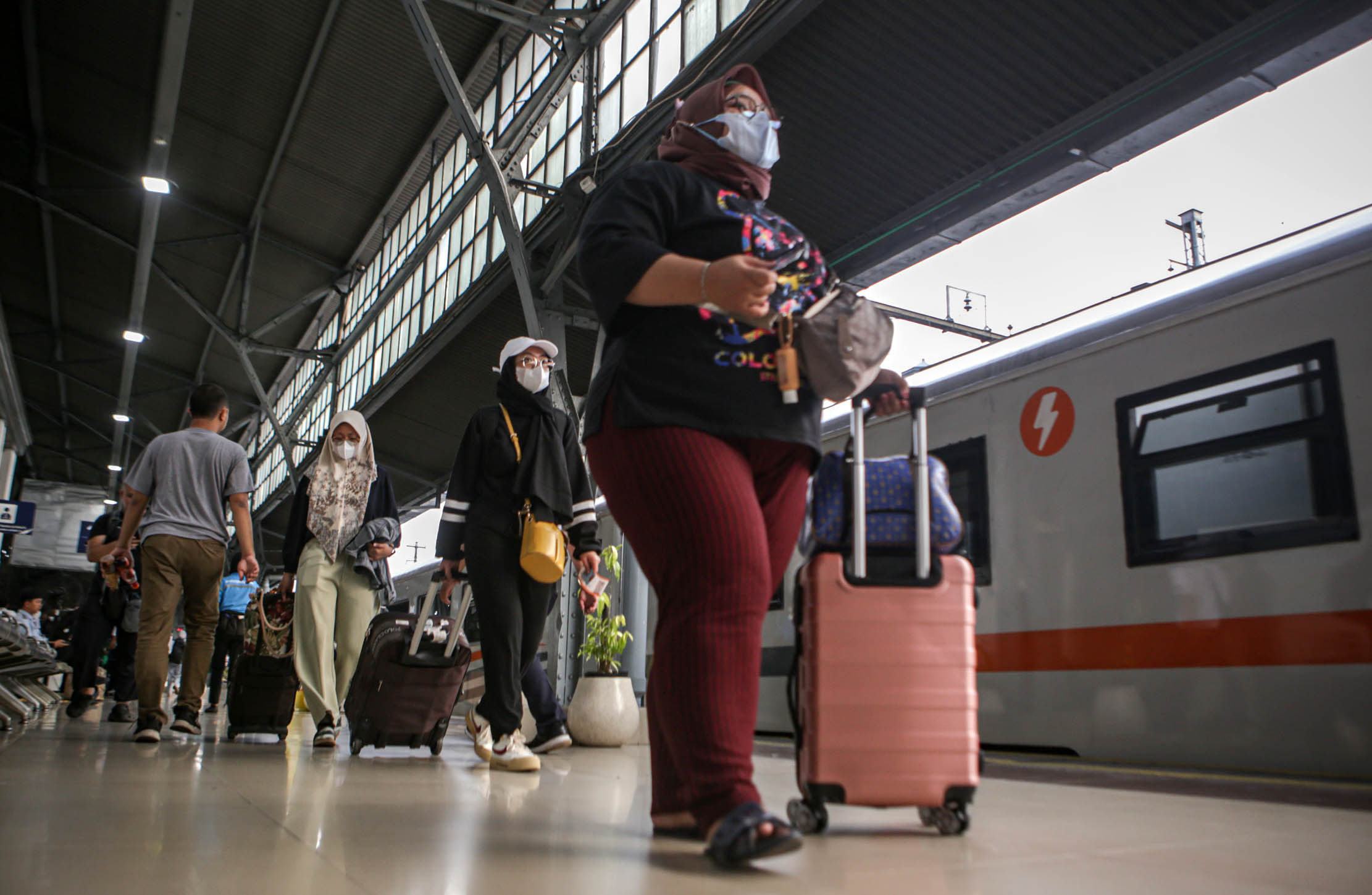 Sejumlah pemudik memadati Stasiun Pasar Senen, Jakarta. PT KAI mencatat  sebanyak 23.900 orang penumpang berangkat dari Stasiun Pasar Senen dengan layanan 32 kereta api. Kamis 20 April 2023. Foto : Panji Asmoro/TrenAsia