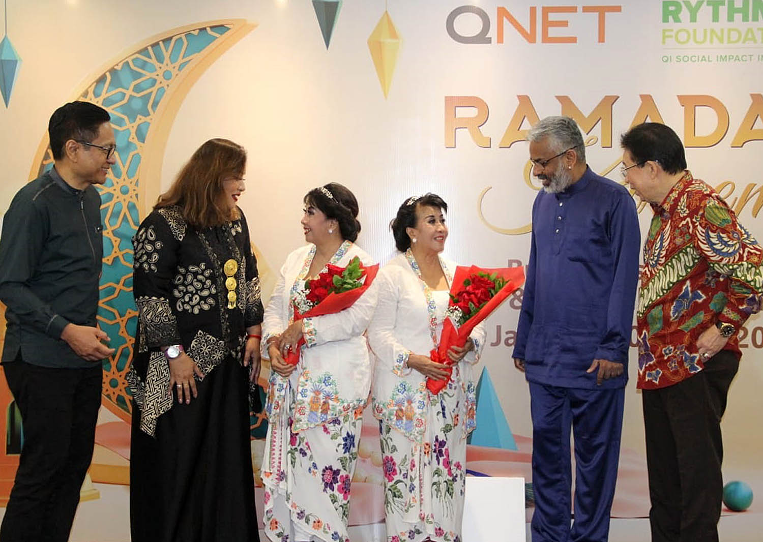 General Manager QNET Indonesia  Ganang Rindarko berbincang dengan Ibu Guru kembar Sri Irianingsih dan Sri Rossyati pada acara buka Puasa QNET bersama 120 siswa Sekolah Darurat Kartini. Foto : Panji Asmoro/TrenAsia