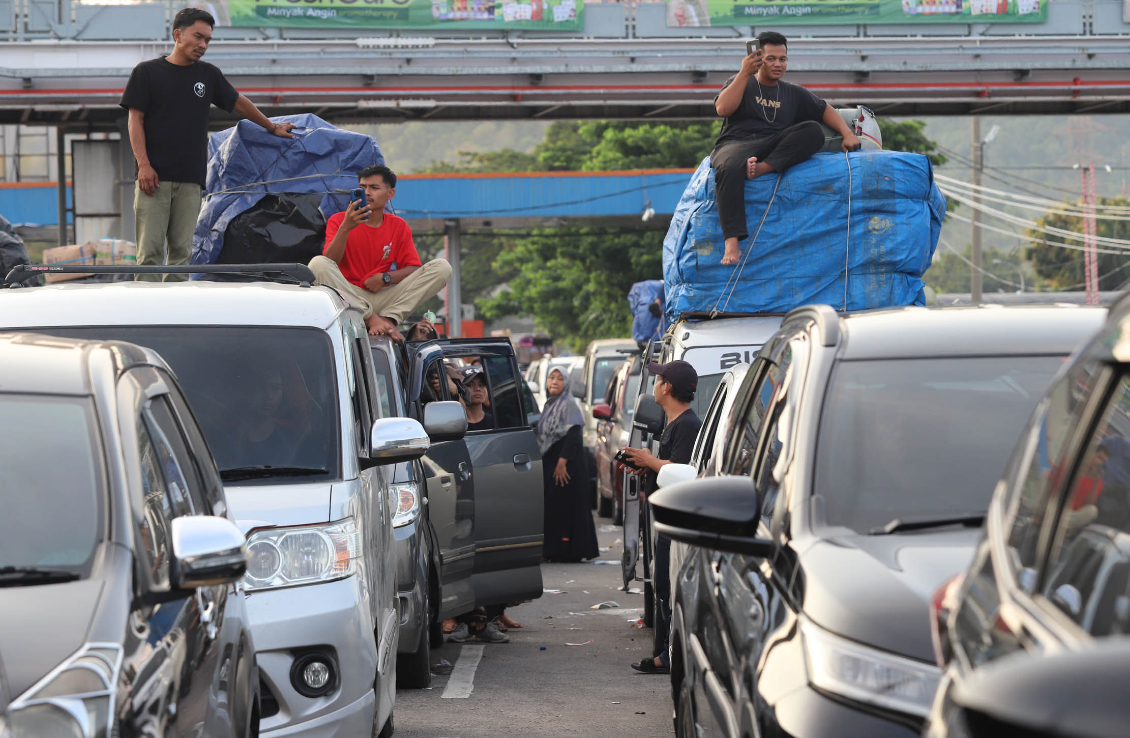 Ribuan mobil pribadi dan bus berisi pemudik antre menaiki kapal sehingga menimbulkan kemacetan sepanjang jalan menuju Pelabuhan Merak, Banten, Kamis 20 April 2023. Foto : Panji Asmoro/TrenAsia