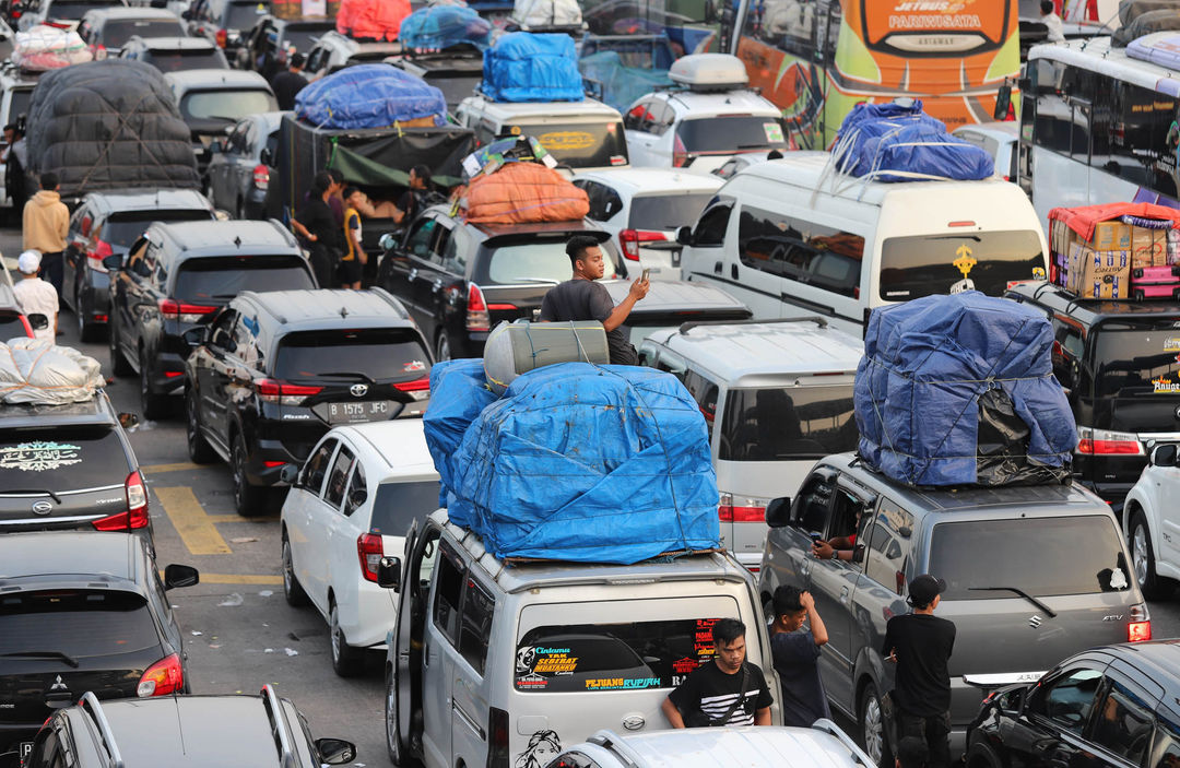 Ribuan mobil pribadi dan bus berisi pemudik antre menaiki kapal sehingga menimbulkan kemacetan sepanjang jalan menuju Pelabuhan Merak, Banten, Kamis 20 April 2023. Foto : Panji Asmoro/TrenAsia