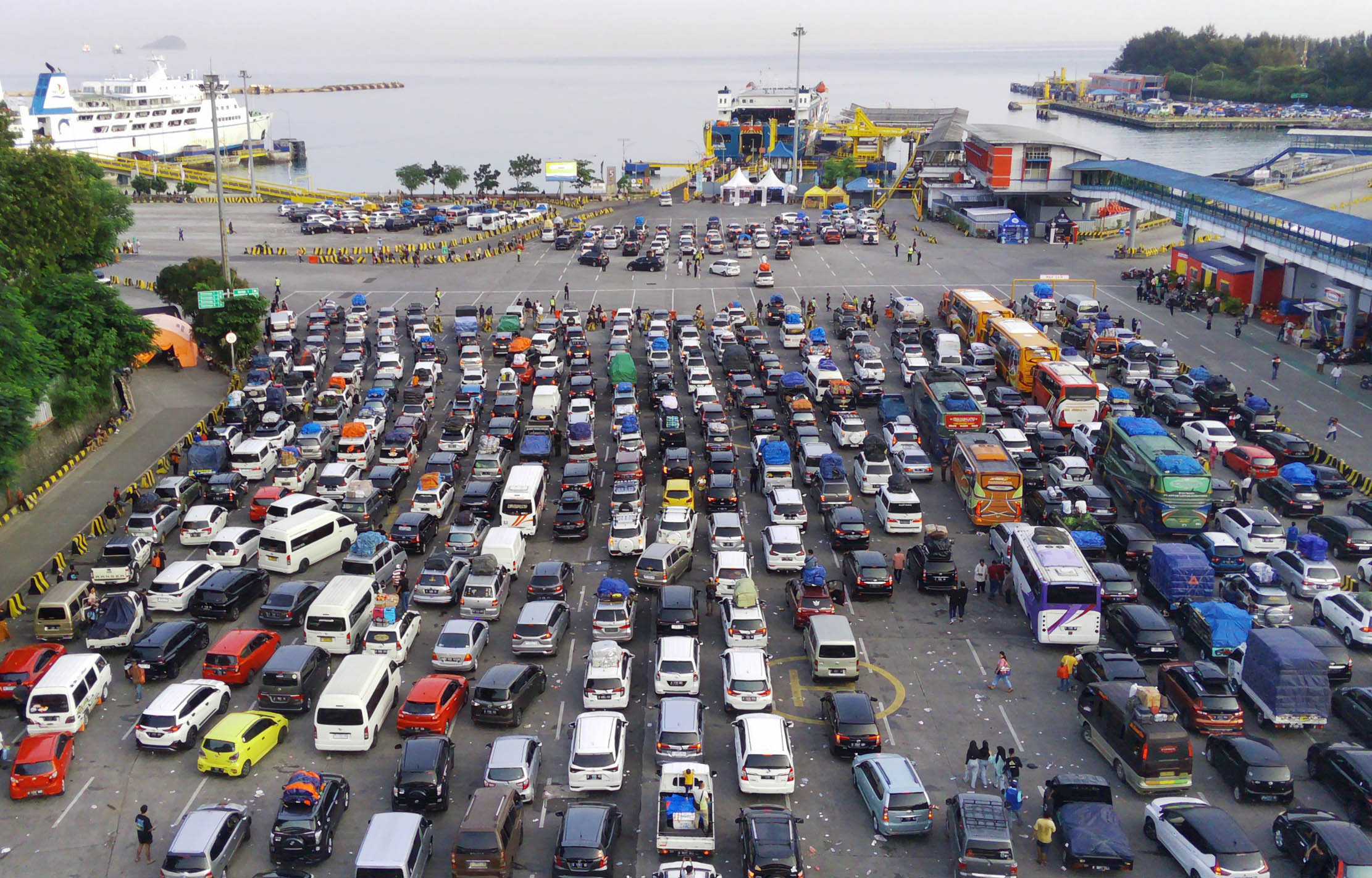 Ribuan mobil pribadi dan bus berisi pemudik antre menaiki kapal sehingga menimbulkan kemacetan sepanjang jalan menuju Pelabuhan Merak, Banten, Kamis 20 April 2023. Foto : Panji Asmoro/TrenAsia