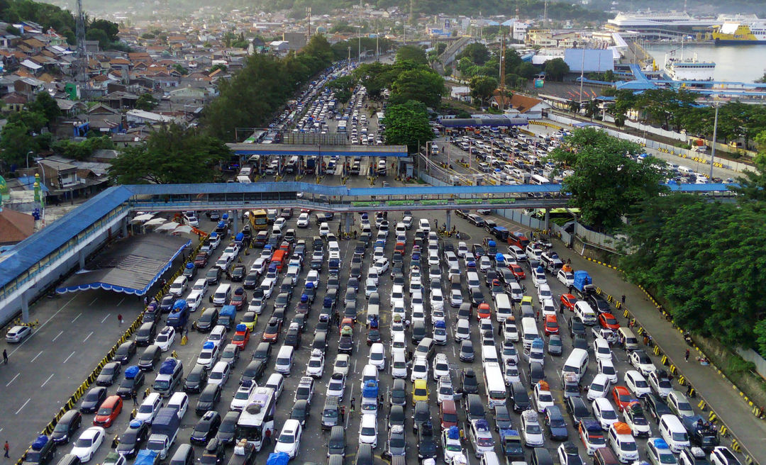 Ribuan mobil pribadi dan bus berisi pemudik antre menaiki kapal sehingga menimbulkan kemacetan sepanjang jalan menuju Pelabuhan Merak, Banten, Kamis 20 April 2023. Foto : Panji Asmoro/TrenAsia