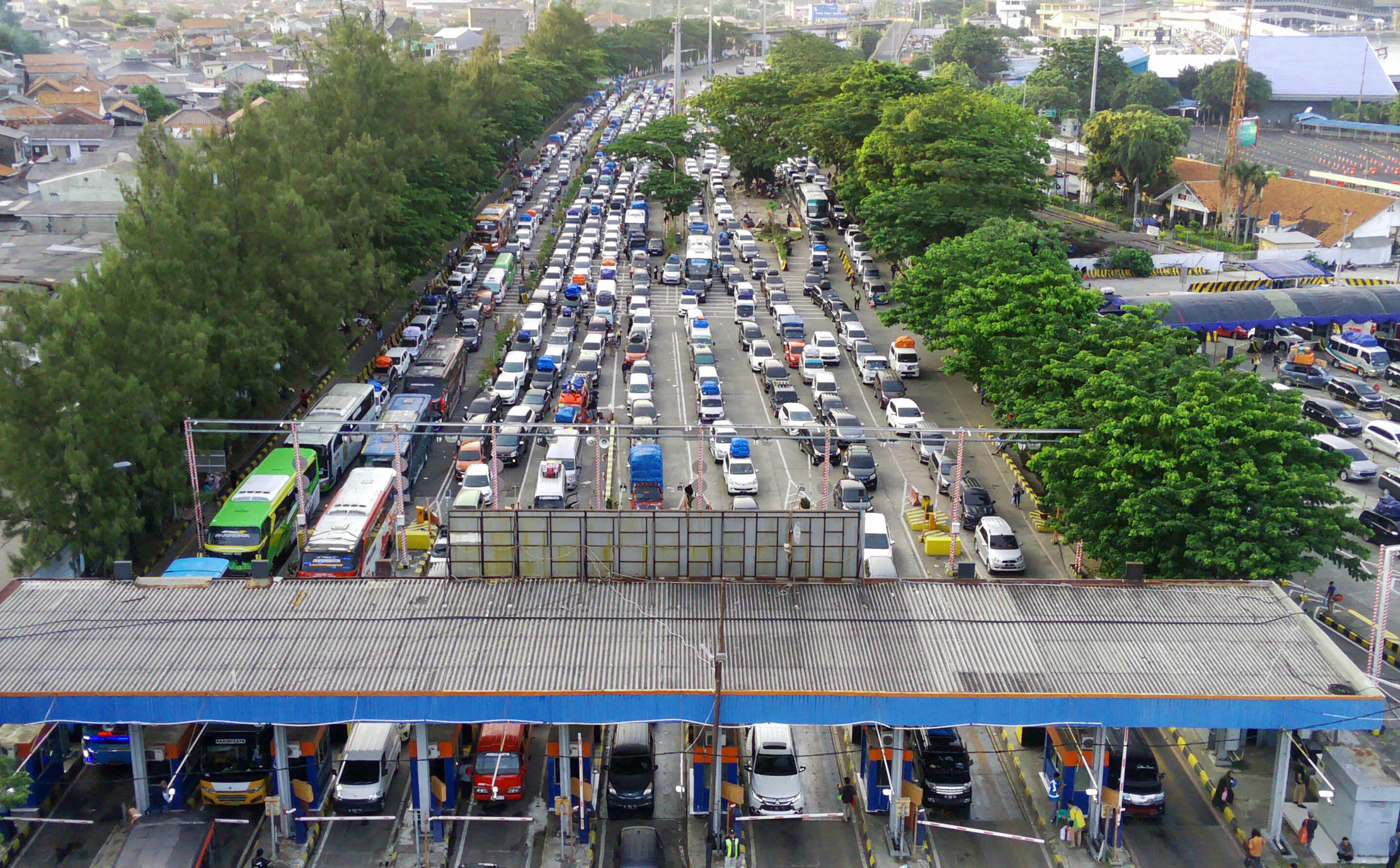 Ribuan mobil pribadi dan bus berisi pemudik antre menaiki kapal sehingga menimbulkan kemacetan sepanjang jalan menuju Pelabuhan Merak, Banten, Kamis 20 April 2023. Foto : Panji Asmoro/TrenAsia