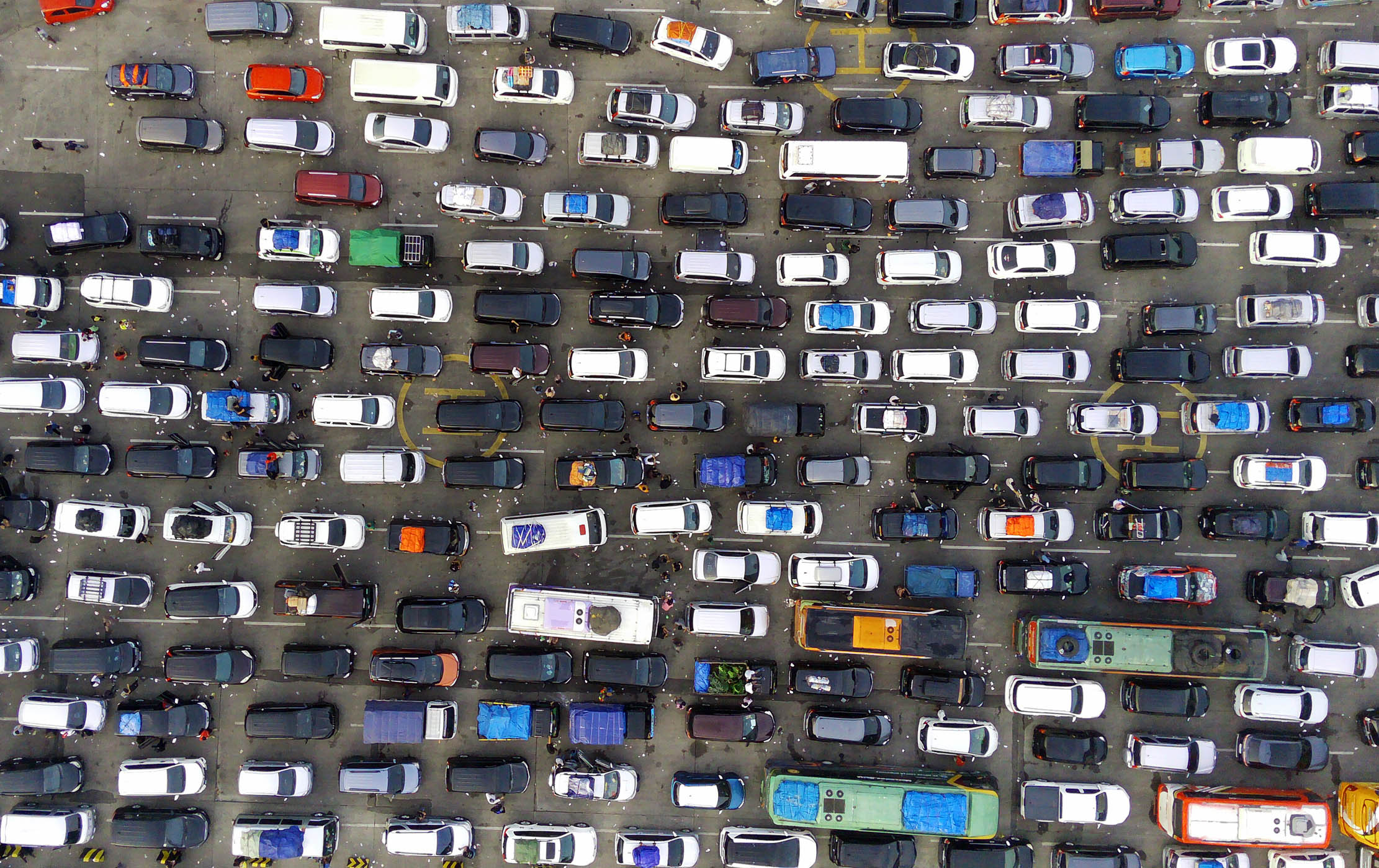 Ribuan mobil pribadi dan bus berisi pemudik antre menaiki kapal sehingga menimbulkan kemacetan sepanjang jalan menuju Pelabuhan Merak, Banten, Kamis 20 April 2023. Foto : Panji Asmoro/TrenAsia