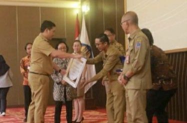 Wagub Sulut Steven Kandouw serahkan SIKP Award. (Foto:Istimewa)