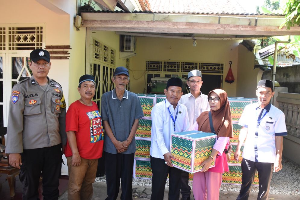 Institut Informatika dan Bisnis (IIB) Darmajaya membagikan 79 bingkisan Lebaran kepada warga sekitar kampus.