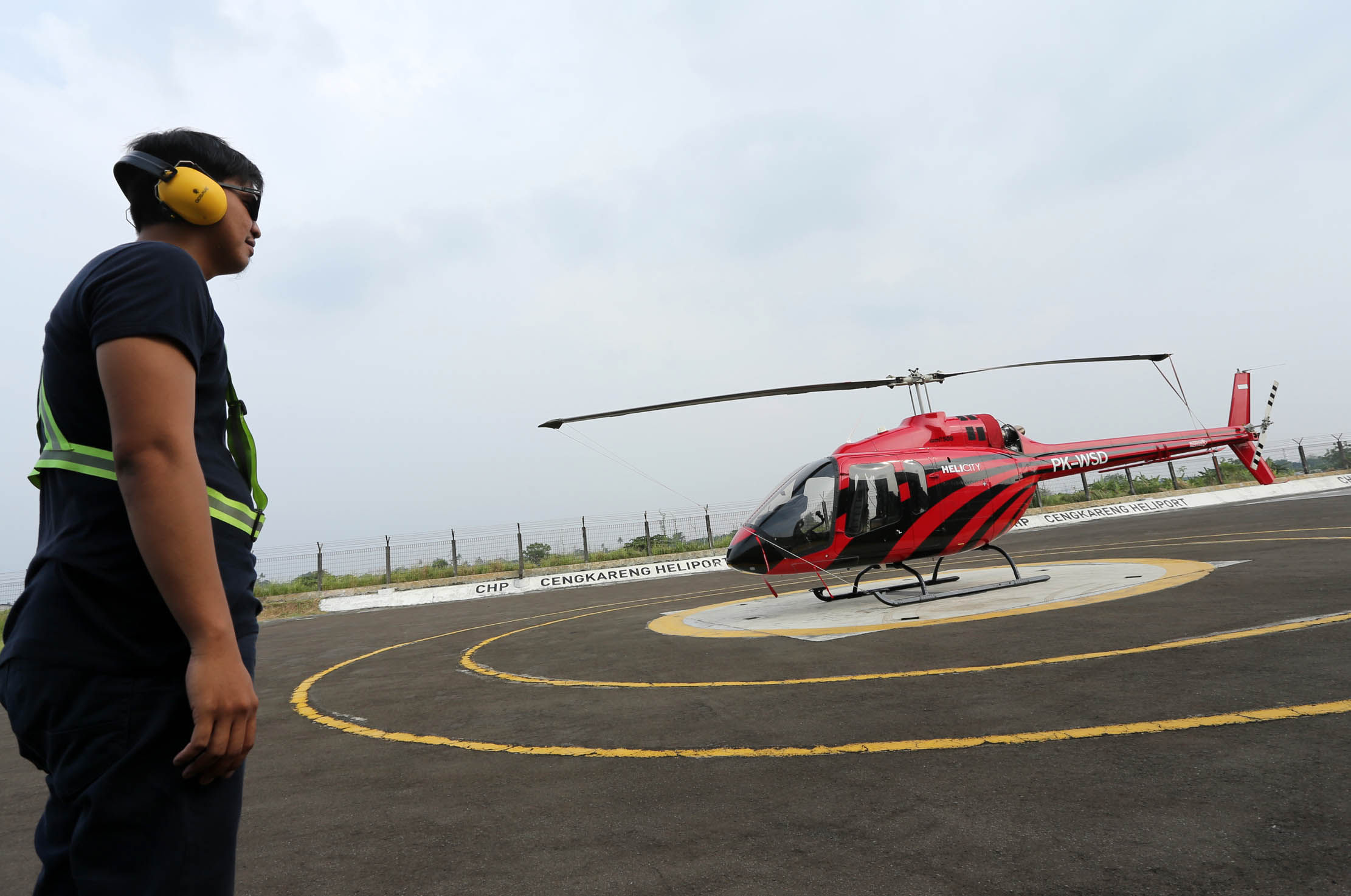 Sejumlah petugas darat tengah mempersiapkan Helikopter jenis Bell 505 milik PT. WhiteSky Aviation di Cengkareng Heliport Bandara Soekarno Hatta, Tangerang. Musim mudik tahun 2023 ini WhiteSky Aviation melayani 25 penerbangan mudik ke berbagai daerah di Jawa Barat. Jumat 21 April 2023. Foto : Panji Asmoro/TrenAsia