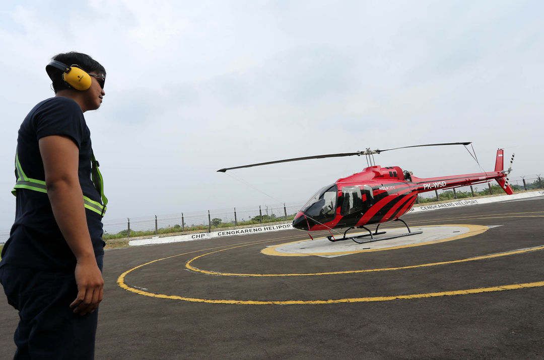 Sejumlah petugas darat tengah mempersiapkan Helikopter jenis Bell 505 milik PT. WhiteSky Aviation di Cengkareng Heliport Bandara Soekarno Hatta, Tangerang. Musim mudik tahun 2023 ini WhiteSky Aviation melayani 25 penerbangan mudik ke berbagai daerah di Jawa Barat. Jumat 21 April 2023. Foto : Panji Asmoro/TrenAsia