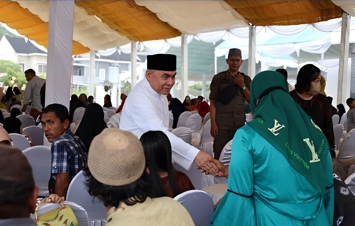 Gubernur Kaltim Isran Noor menerima kunjungan warga dalam silaturahmi Idulfitri 1444 H/2023.