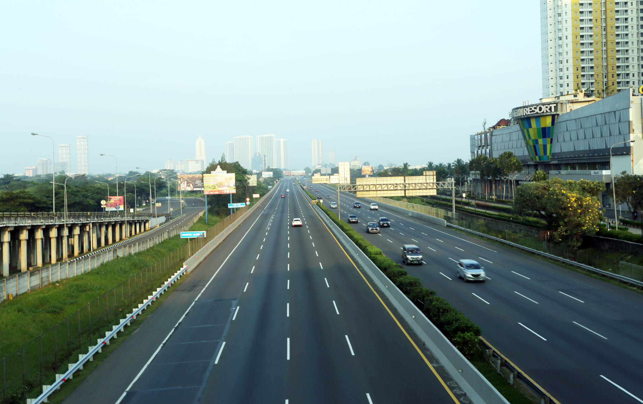 Ruas tol Jakarta Tangerang yang biasanya padat nampak sepi saat hari lebaran pertama 2023. Foto : Panji Asmoro/TrenAsia