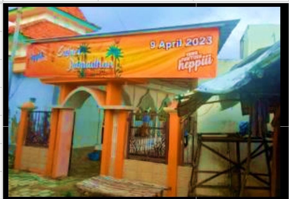 Memperbaiki gapura dan bersih-bersih masjid di acara Ngabuburit Heppiii di Pamekasan.