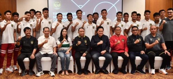Erick Thohir (duduk empat dari kanan) Umum 20 Pemain Inti Skuad Timnas ke Ajang SEA Games