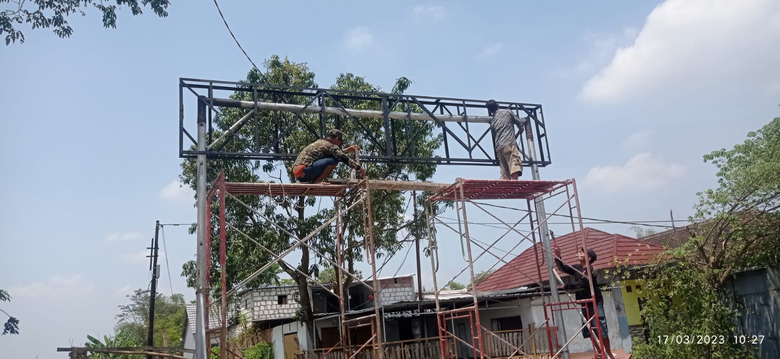 Perbaikan gapura menjadi salah satu agenda Ramadhan Heppiii. 