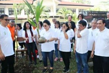 Kegiatan menanam dalam rangka dies natalis Fakultas Pertanian Unsrat Manado. (Foto:Istimewa)