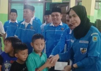 Ketua KNPI Bolmong Feramitha Mokodompit saat berbagi dengan anak yatim. (Foto:Istimewa)