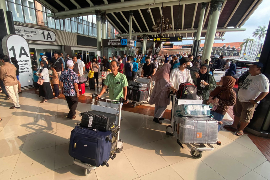 Penumpang pesawat saat tiba di Bandara Soekarno Hatta, Tangerang. PT Angkasa Pura II cabang Bandara Soekarno Hatta memprediksi, puncak arus balik Lebaran 2023, akan terjadi dua kali yakni, pada Selasa (25/4) dan pada hari Minggu (30/4). Foto : Panji Asmoro/TrenAsia