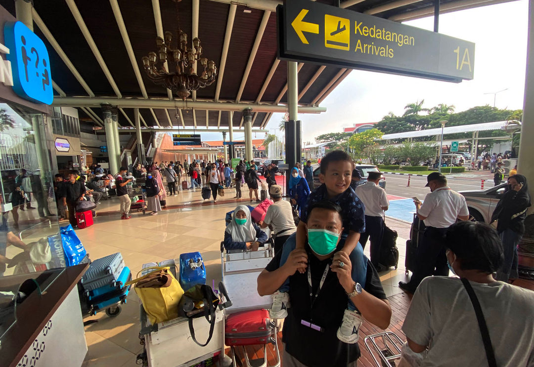 Penumpang pesawat saat tiba di Bandara Soekarno Hatta, Tangerang. PT Angkasa Pura II cabang Bandara Soekarno Hatta memprediksi, puncak arus balik Lebaran 2023, akan terjadi dua kali yakni, pada Selasa (25/4) dan pada hari Minggu (30/4). Foto : Panji Asmoro/TrenAsia