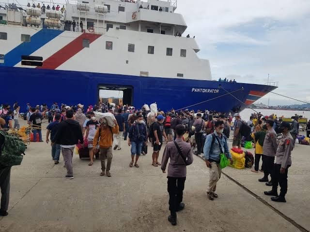 Suasana penumpang di pelabuhan Samarinda. 