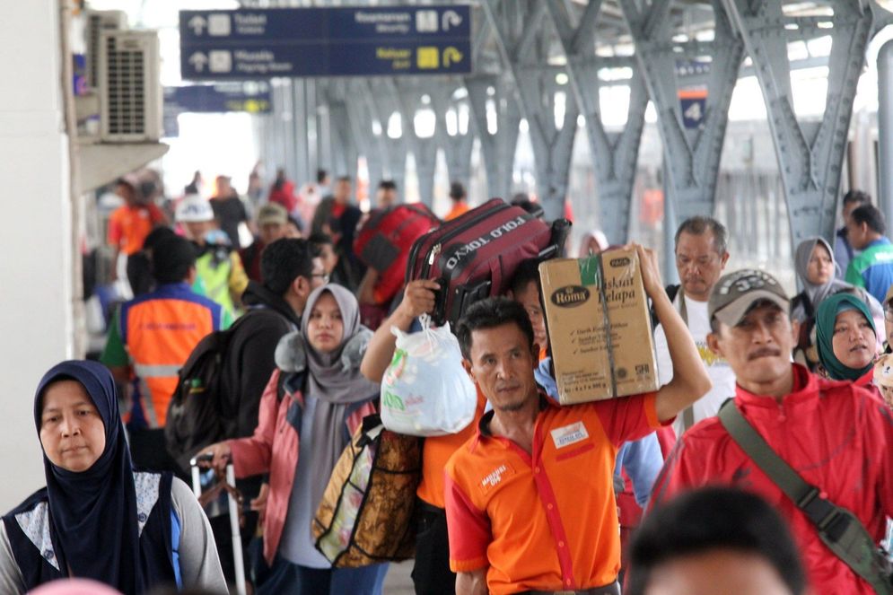 Sejumlah pemudik memadati Stasiun Pasar Senen, Jakarta. PT KAI mencatat  sebanyak 23.900 orang penumpang berangkat dari Stasiun Pasar Senen dengan layanan 32 kereta api. Kamis 20 April 2023.