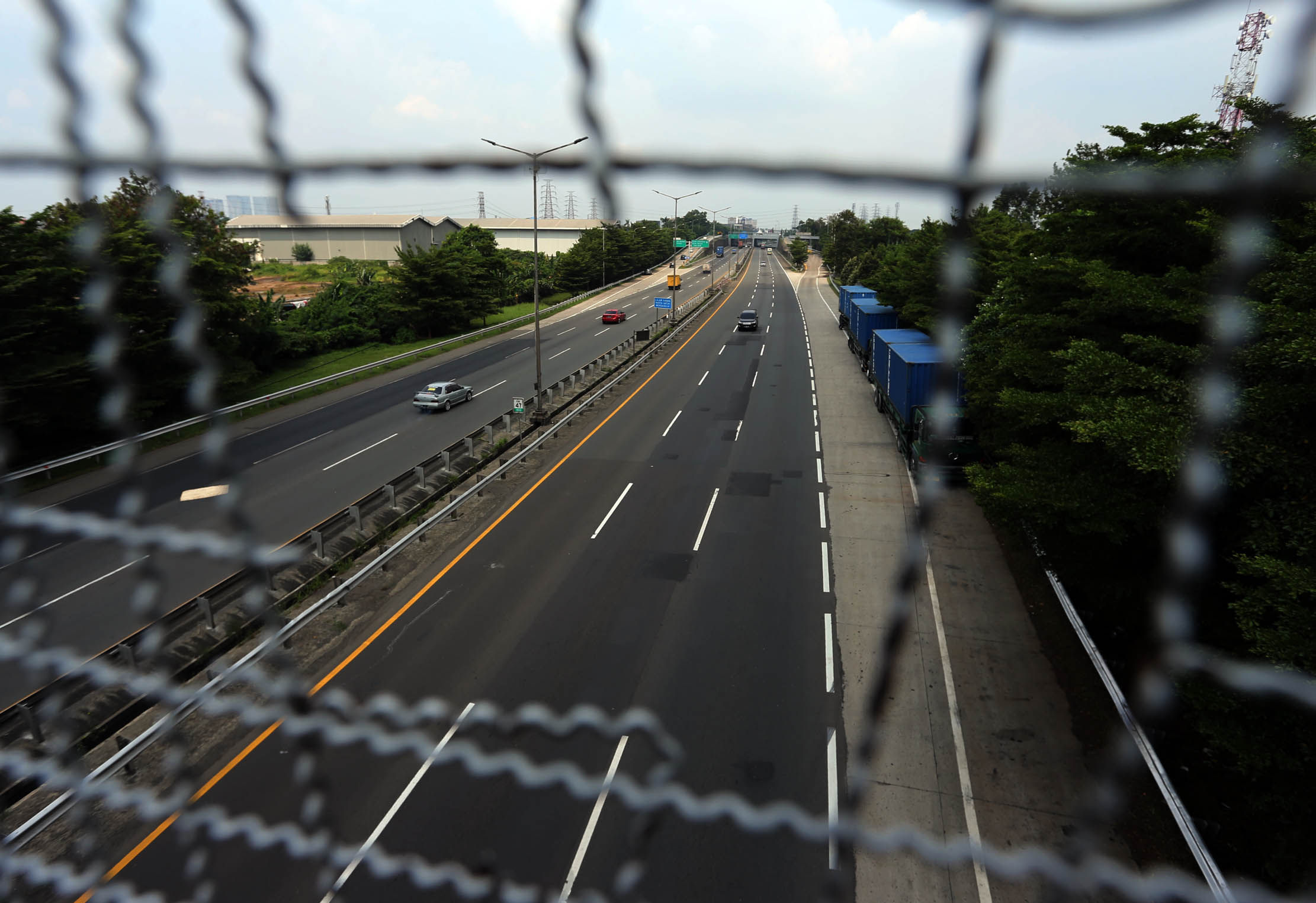 Nampak sejumlah kendaraan melintas di ruas JORR kawasan Jati Bening Kota Bekasi, Kamis 27 April 2023. Foto : Panji Asmoro/TrenAsia