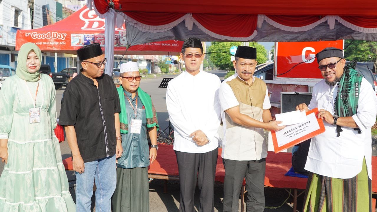 Waki Wali Kota Bitung Hengky Honandar saat menghadiri Sholat idul Fitri. (Foto:Istimewa)