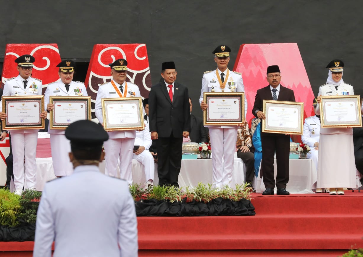 Gubernur Jawa Tengah, Ganjar Pranowo bersama kepada daerah menerima penghargaan di Anjungan City of Makassar Pantai Losari pada Peringatan Hari Otonomi Daerah (Otda) XXVII, Sabtu (29/4/2023).