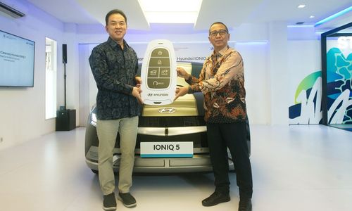 Foto 1 - Serah terima Hyundai IONIQ 5 kepada Sekretaris Kementerian Sekretariat Negara Republik Indonesia.jpg