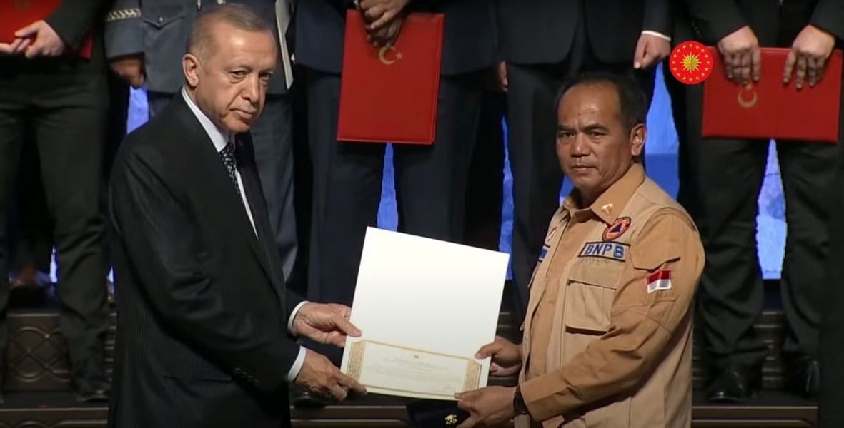 Presiden Turki Recep Tayyip Erdogan memberi medali dan sertifikat kepada mereka yang berjasa mencari, menolong dan pelayanan darurat kepada masyarakat terdampak bencana