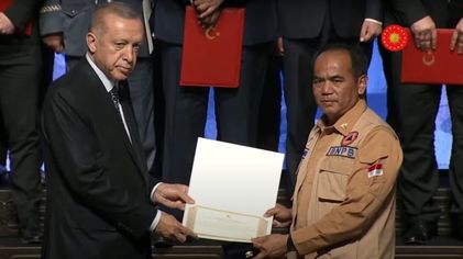 Presiden Turki Recep Tayyip Erdogan memberi medali dan sertifikat kepada mereka yang berjasa mencari, menolong dan pelayanan darurat kepada masyarakat terdampak bencana