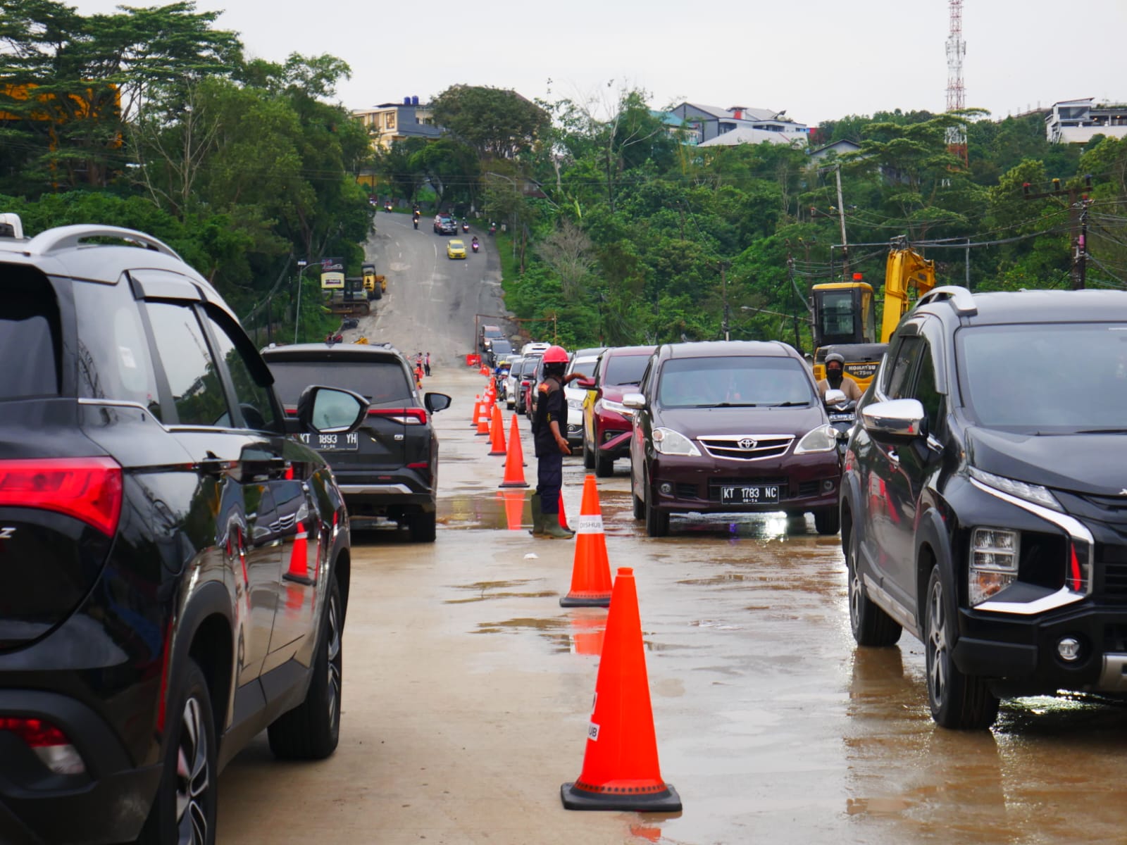 Dua Jalur Jalan MT Haryono Depan Global Sport Mulai Dilintasi Pengendara (Ferry Cahyanti Ibukotakini.com)