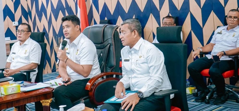 Bobby Nasution memimpin rapat konsolidasi dan percepatan pembahasan pelaksanaan agenda pembangunan Kota Medan melalui zoom meeting di Command Center, Balai Kota Medan