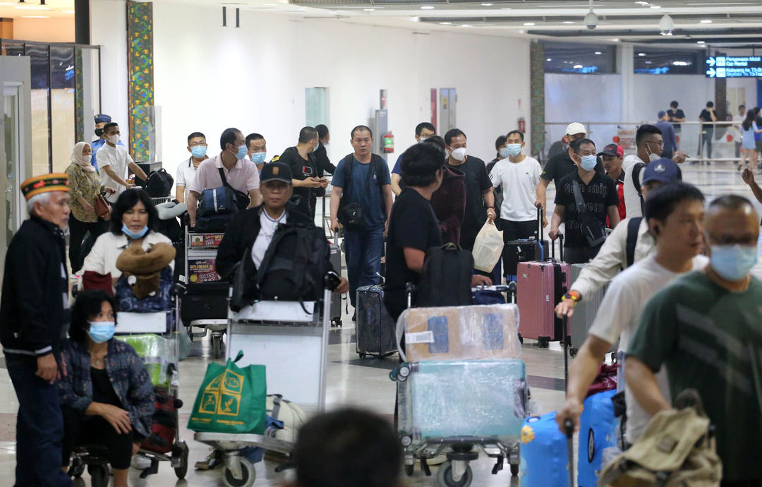 Nampak pemudik antri keluar di pintu kedatangan Terminal 2D Bandara Soekarno Hatta, Minggu 30 April 2023. Foto : Panji Asmoro/TrenAsia