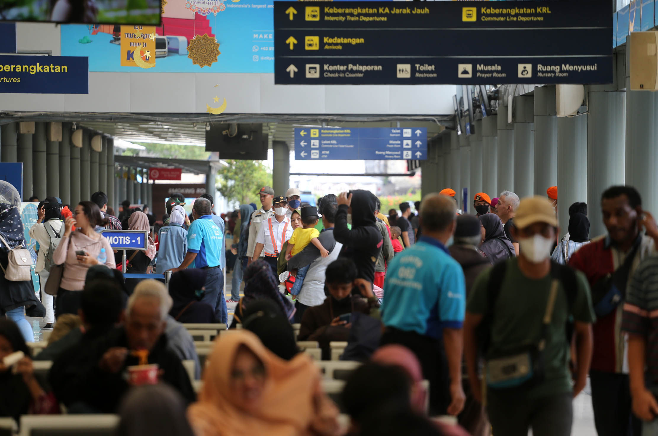 Suasana di Stasiun Pasar Senen saat perkiraan  puncak arus balik lebaran 2023, Minggu 30 April 2023. Foto : Panji Asmoro/TrenAsia