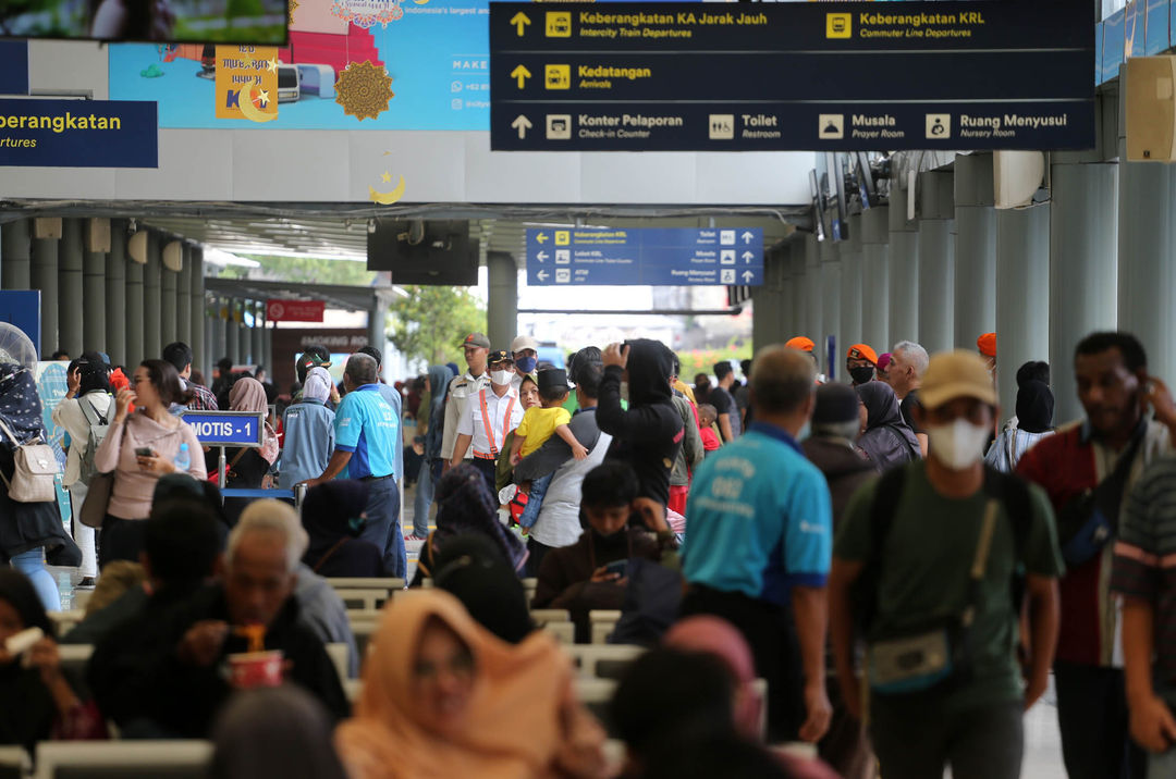 Suasana di Stasiun Pasar Senen saat perkiraan  puncak arus balik lebaran 2023, Minggu 30 April 2023. Foto : Panji Asmoro/TrenAsia