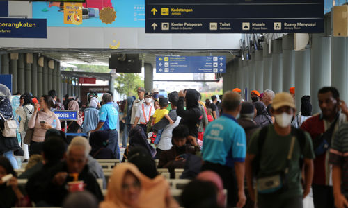 Suasana di Stasiun Pasar Senen saat perkiraan  puncak arus balik lebaran 2023, Minggu 30 April 2023. Foto : Panji Asmoro/TrenAsia