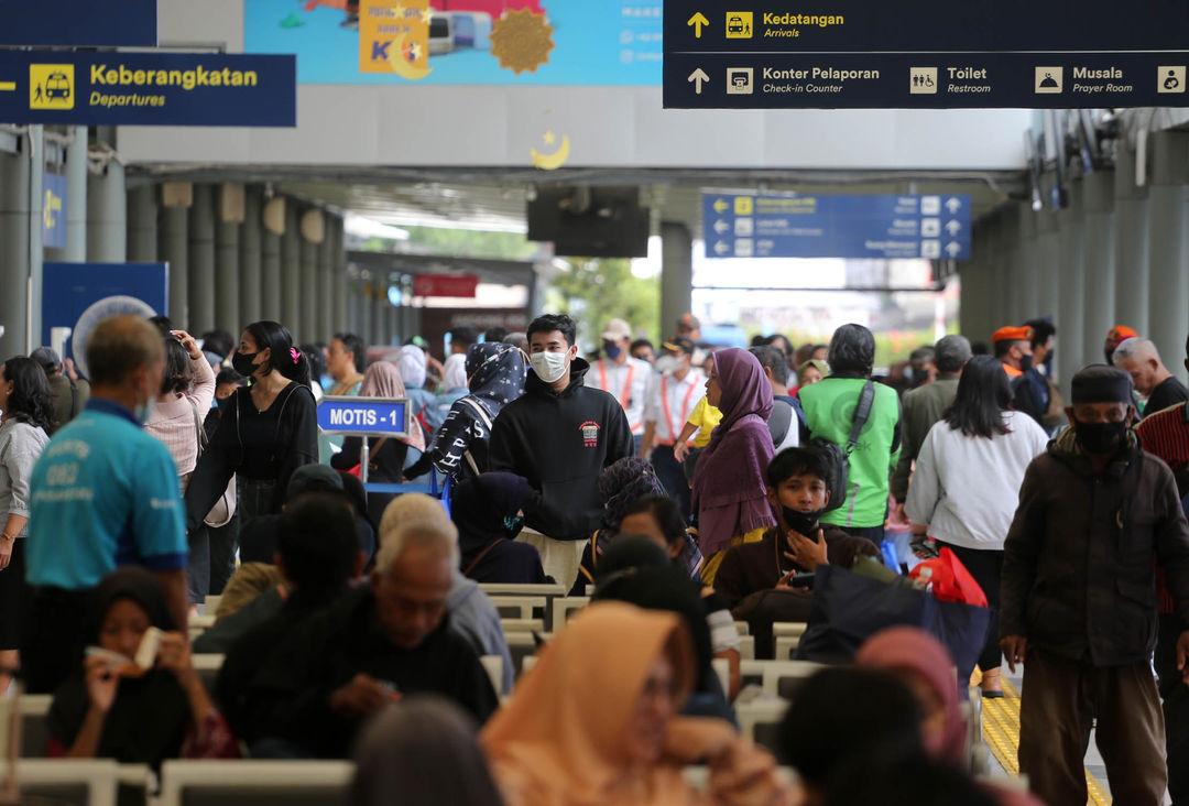 Suasana di Stasiun Pasar Senen saat perkiraan  puncak arus balik lebaran 2023, Minggu 30 April 2023. Foto : Panji Asmoro/TrenAsia