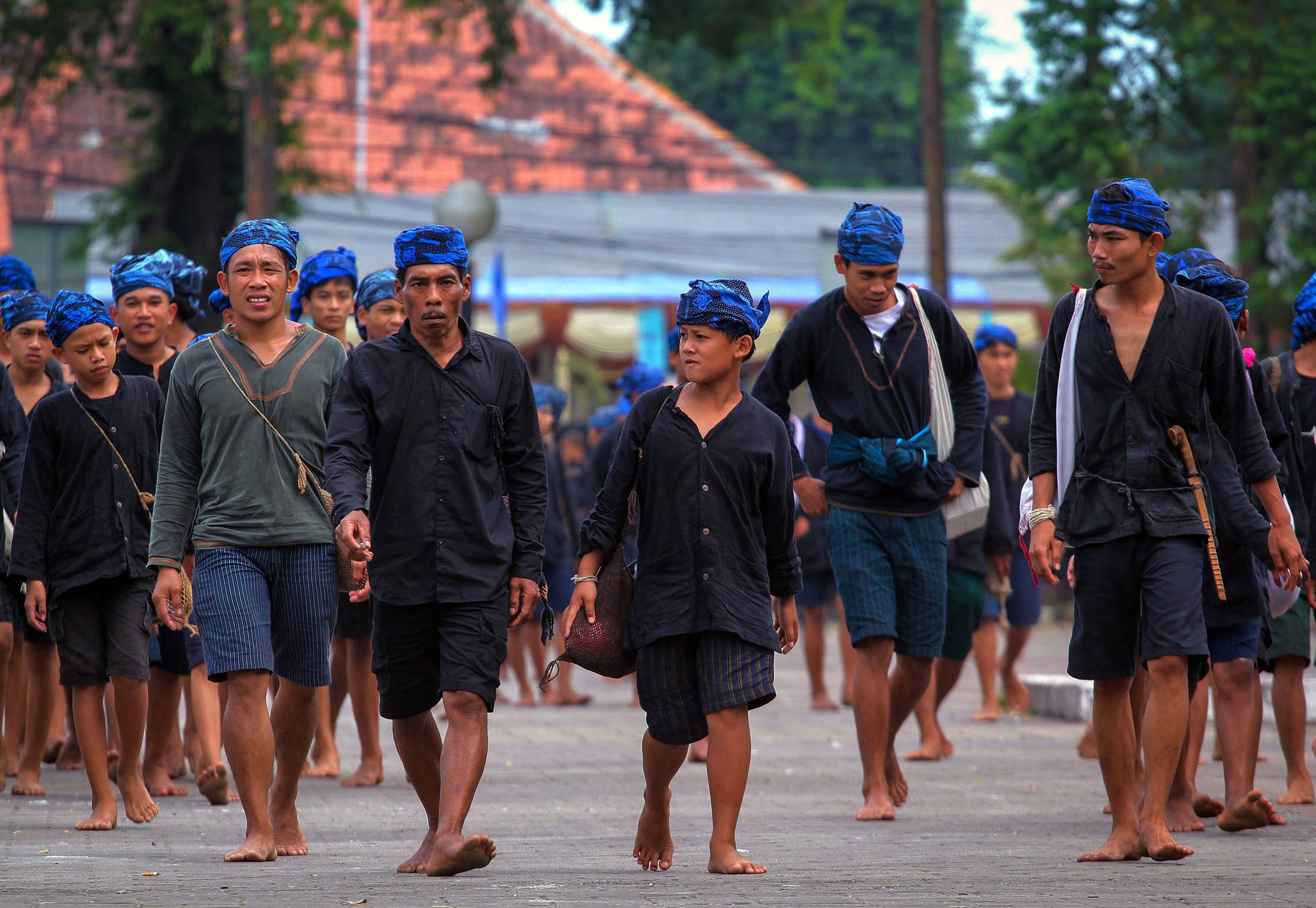 Sejumlah warga Baduy berjalan menuju Kantor Gubernur Banten untuk mengikuti tradisi Seba Baduy di Kota Serang. Tradisi yang berlangsung setiap tahun tersebut ditandai dengan penyerahan hasil panen serta penyampaian aspirasi warga Baduy kepada pemerintah.Minggu 30 April 2023. Foto : Panji Asmoro/TrenAsia