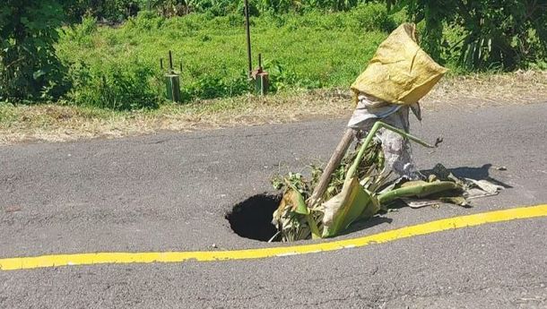 Memprihatinkan, Lubang Menganga di Jalan Trans Flores Timur Hanya Dipasang Karung dan Pohon Pisang