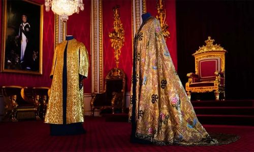 jubah raja charles.jpg