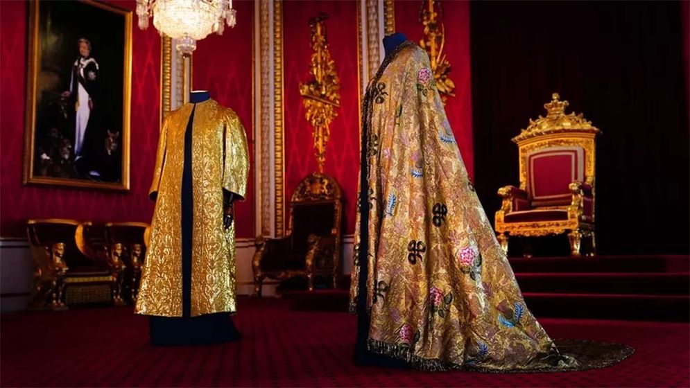 jubah raja charles.jpg