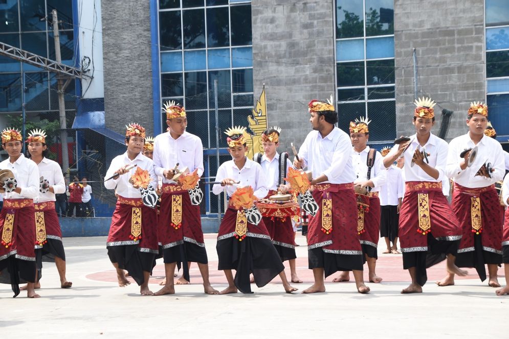 Unit Kegiatan Mahasiswa (UKM) Perkumpulan Mahasiswa Hindu (Permadu) Institut Informatika dan Bisnis (IIB) Darmajaya menggelar Parade Budaya VI.