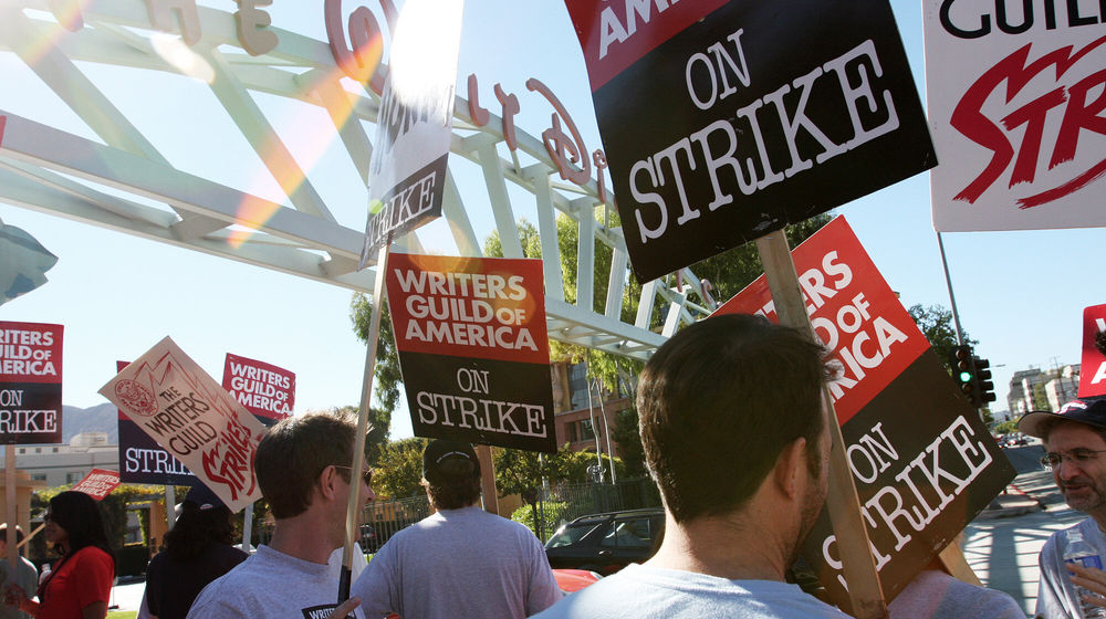 21writers-strike-explainer-2-fpvk-superJumbo.jpg