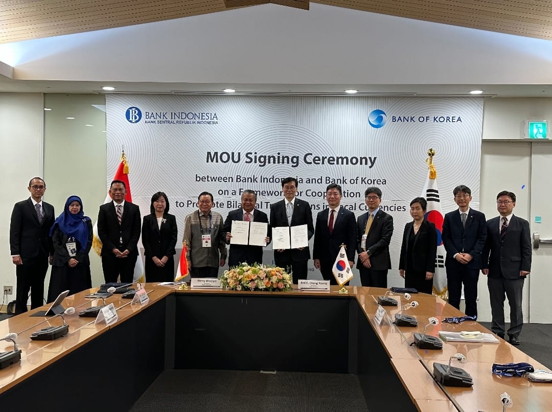 Gubernur Bank Indonesia, Perry Warjiyo, dan Gubernur Bank of Korea, RHEE, Chang Yong menandatangani kesepakatan penggunaan mata uang lokal masing-masing negara dalam transaksi bilateral antara Indonesia dan Korea Selatan (Foto : BI)