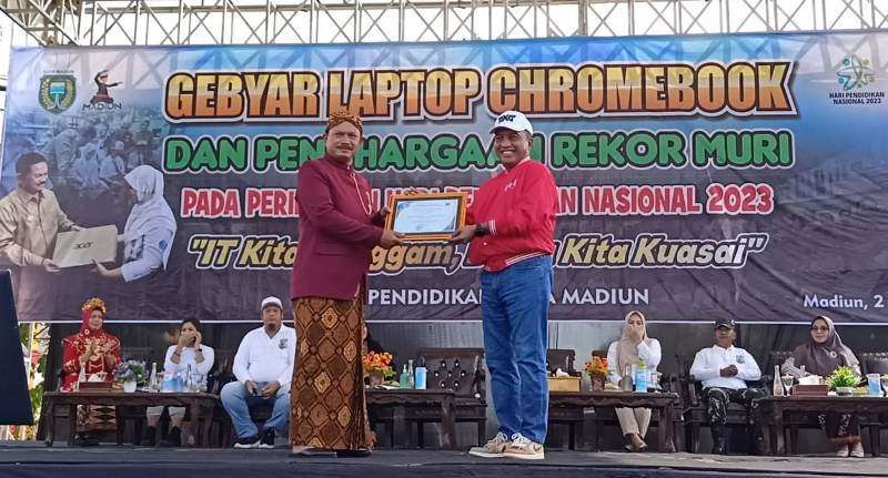Wali Kota Madiun Maidi saat menerima penghargaan dari Rektor Unesa Nurhasan