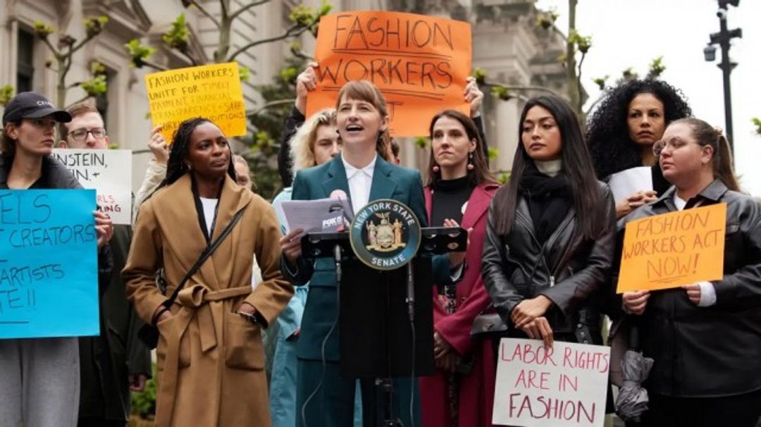 Pendiri Model Alliance, Sara Ziff, menyampaikan protesnya tentang tema Met Gala 2023 di Metropolitan Museum of Art pada 1 Mei 2023 waktu setempat.