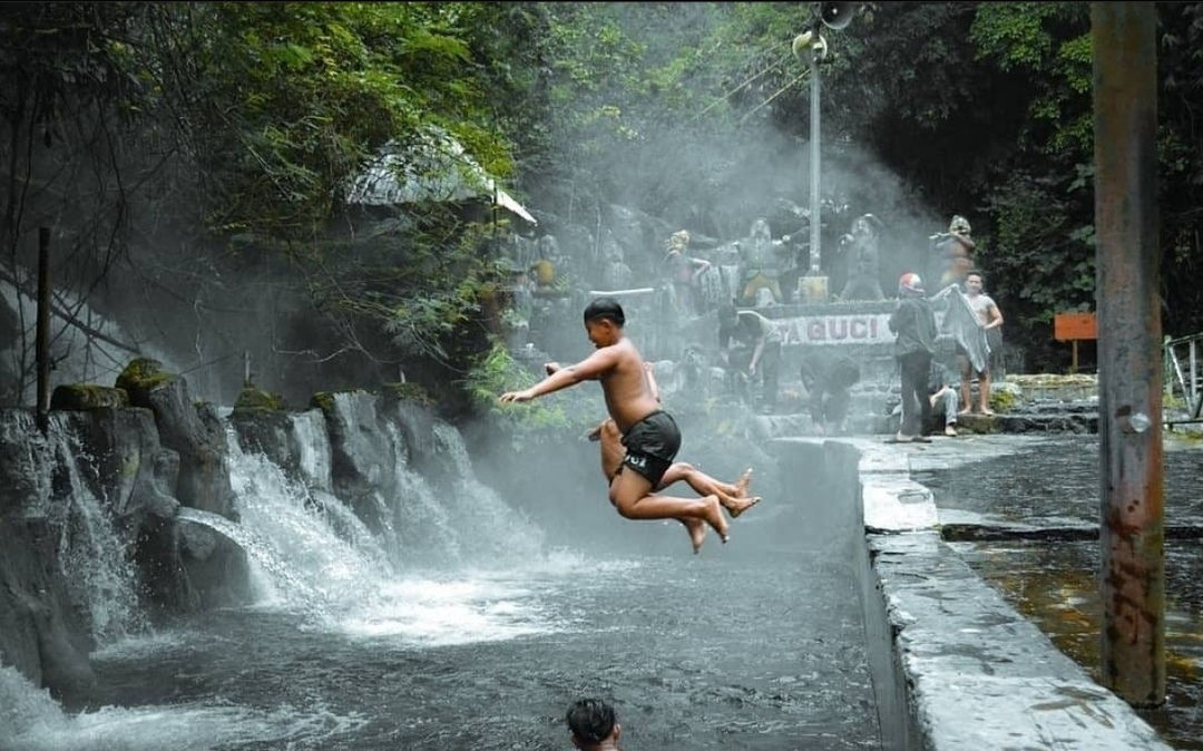 Pemandian air panas Guci di Kabupaten Tegal.